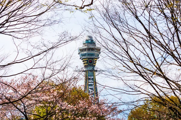 Osaka, GIAPPONE - CIRCA Aprile, 2019: Tsutenkaku Tower è una torre — Foto Stock